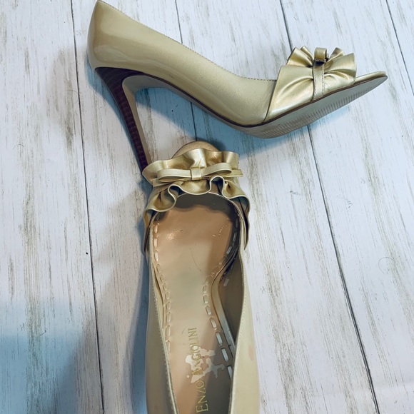 Enzo Angiolini Ruffled Peep Toe Gold Heels - Picture 7 of 15
